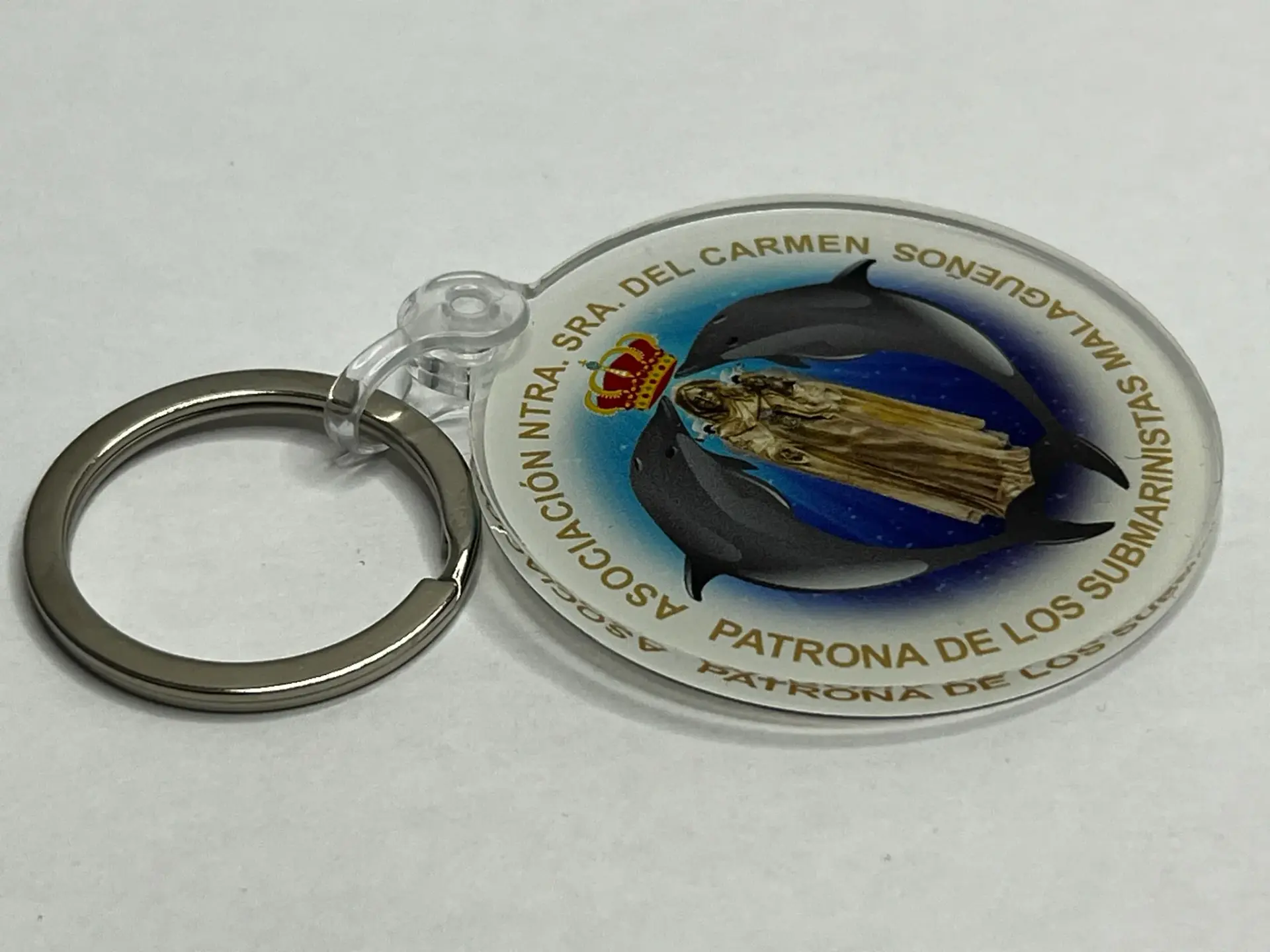1e02e7f0-8289-47ea-879b-f005805cd93e Llavero marcador de maletas con el escudo de la Asociación Virgen del Carmen de los Submarinistas Malagueños - Imagen 1